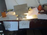un bureau sur lequel se trouvent de nombreux papiers et une boîte