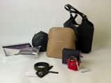 de nombreux modèles de sacs à main et d'accessoires posés sur la table
