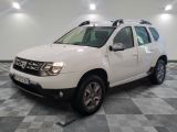une photo d'une dacia blanche garée dans un garage