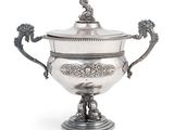 une coupe ancienne en argent surmontée d'un oiseau