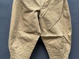 une photo d'un pantalon suspendu à une corde à linge