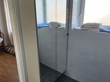 une salle de bains équipée de toilettes, d'un lavabo et d'une cabine de douche