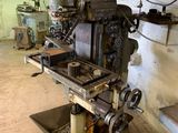 une machine qui se trouve dans un garage