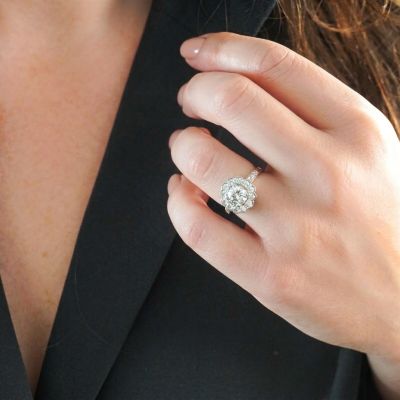 une femme qui porte une bague au doigt