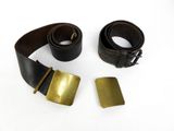 deux ceintures et une boucle de ceinture sur un fond blanc