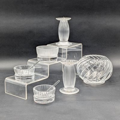 un grand nombre d'objets en verre posés sur une table