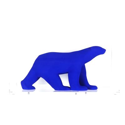 une sculpture bleue représentant un ours polaire sur une surface blanche