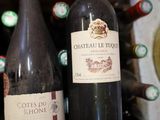 deux bouteilles de vin posées sur une étagère