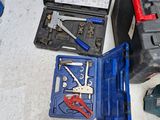 des outils posés par terre à côté d'une boîte à outils