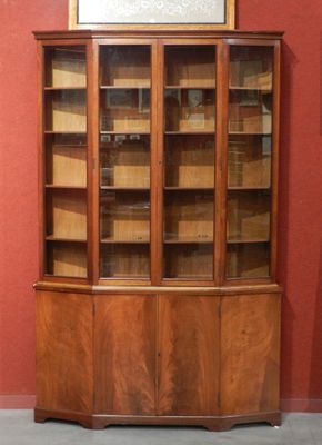 une vitrine sur laquelle est posée une photo