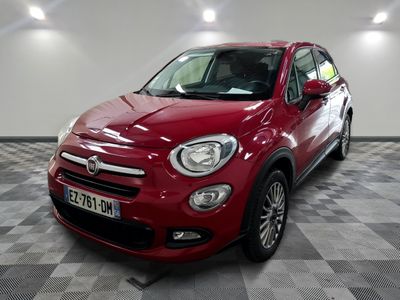 un SUV Fiat rouge garé dans un garage au sol carrelé