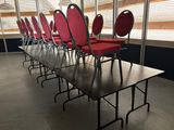 de nombreuses chaises rouges alignées en rang dans une pièce