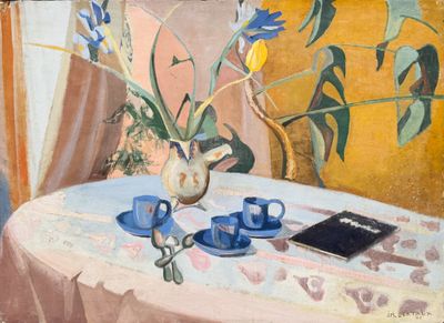 un tableau représentant une table sur laquelle se trouve un vase de fleurs