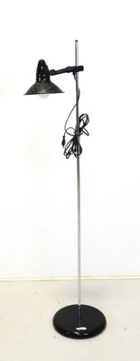 une lampe posée sur un support dans une pièce