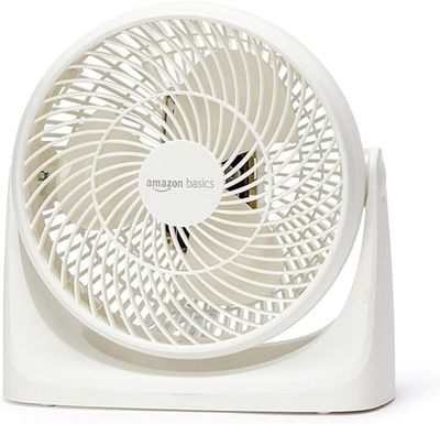 un ventilateur blanc posé sur un pied