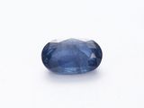 une pierre de saphir bleu sur une surface blanche