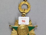 un gros plan d'une médaille d'or ornée d'une étoile verte