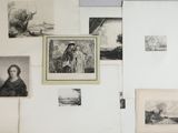 des tableaux accrochés au mur d'une pièce où il y a déjà des tableaux accrochés au mur