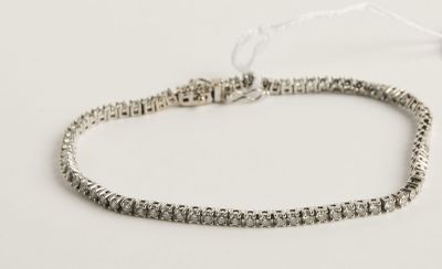 un bracelet en argent orné de perles carrées sur fond blanc