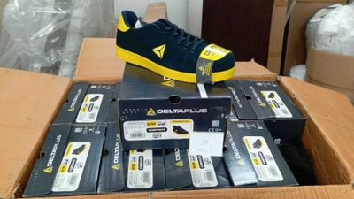 une boîte sur laquelle est posée une paire de chaussures