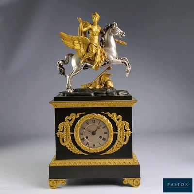 une horloge sur laquelle figure la statue d'une femme à cheval