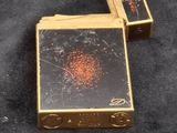 deux briquets posés sur une surface noire
