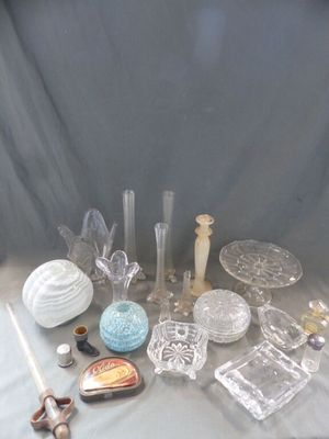 une table sur laquelle se trouvent de nombreux objets en verre