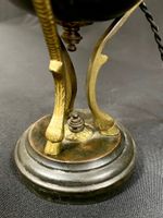 Lampe en bronze, laiton et tôle laquée, à motif de trois têt… (photo 3)