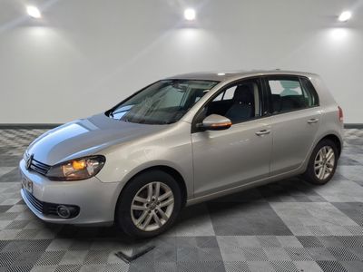 La Volkswagen Golf argentée est garée dans une grande pièce