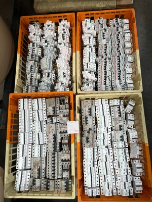quatre caisses contenant différents types de composants électriques