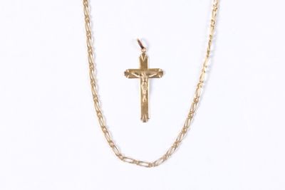 Collier avec croix et chaîne plaquées or sur fond blanc