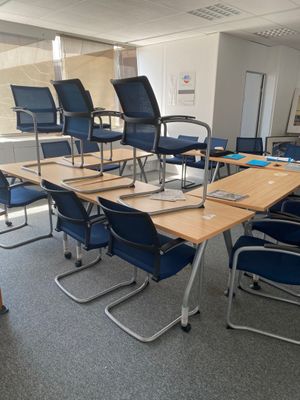une pièce avec une table et des chaises