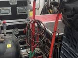 Il y a de nombreux types d'outils et de matériel différents dans ce garage.