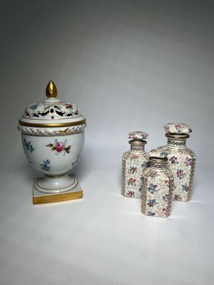 two vases that are sitting next to each other on a table