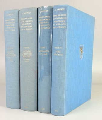 trois livres bleus empilés les uns sur les autres sur une surface blanche
