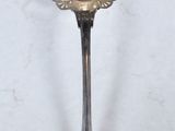 une cuillère en argent ornée d'une fleur