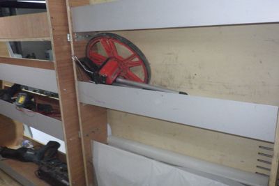 un lit superposé dans une chambre où règne un grand désordre