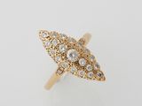 une image d'une bague en or et diamants sur fond blanc
