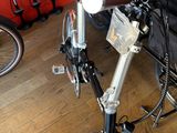 un vélo avec un sac à l'arrière