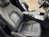 l'intérieur d'une voiture avec des sièges en cuir noir et un volant