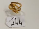 Gros plan sur une bague en or portant une étiquette