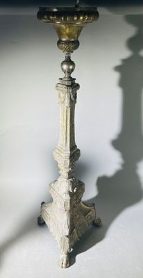 une bougie posée sur une table