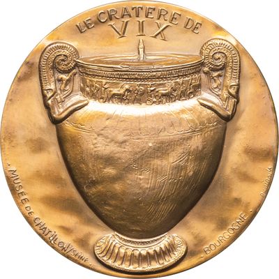 assiette en or sur laquelle est représenté un grand vase, avec un chiffre romain