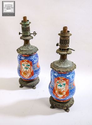 deux petits vases posés sur une table
