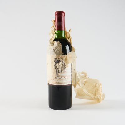 une bouteille de vin posée à côté d'un bout de papier