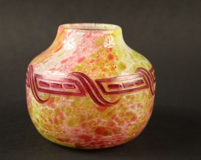 un vase posé sur une surface noire