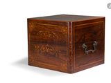 une petite boîte en bois munie d'une poignée