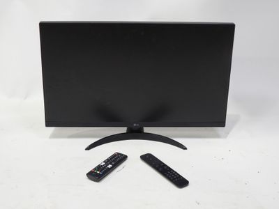 un gros plan d'un téléviseur à écran plat avec des télécommandes à côté
