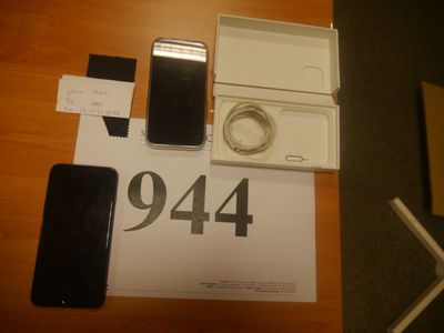 une boîte contenant un téléphone et un chargeur, posée sur une table