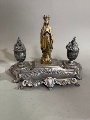 figurine en argent et en or représentant une femme coiffée d'une couronne, posée sur une table